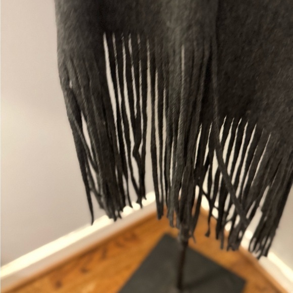 NWT Lucky Brand Scarf Gray with long fringe - Picture 2 of 10